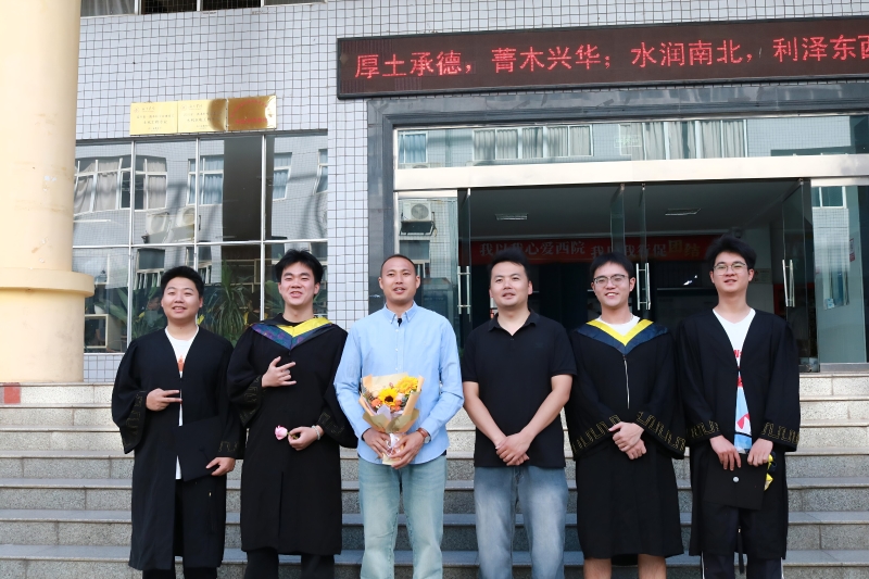 学生工作文老师马老师与毕业生合影 学生工作文老师马老师与毕业生合影